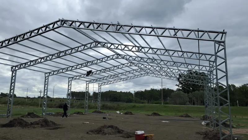 Estructura galvanizada con columnas y cerchas reticuladas todavía sin chapa