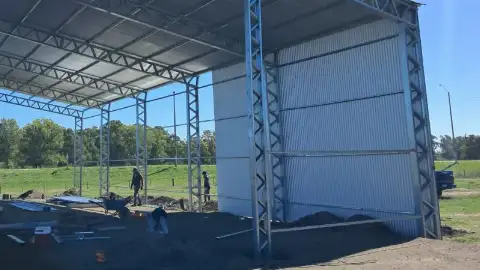 Caballerizas con estructura metálica