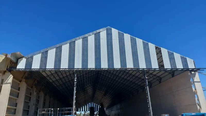 Cubierta de tinglado con franjas de chapa traslúcida intercaladas con chapa galvanizada
