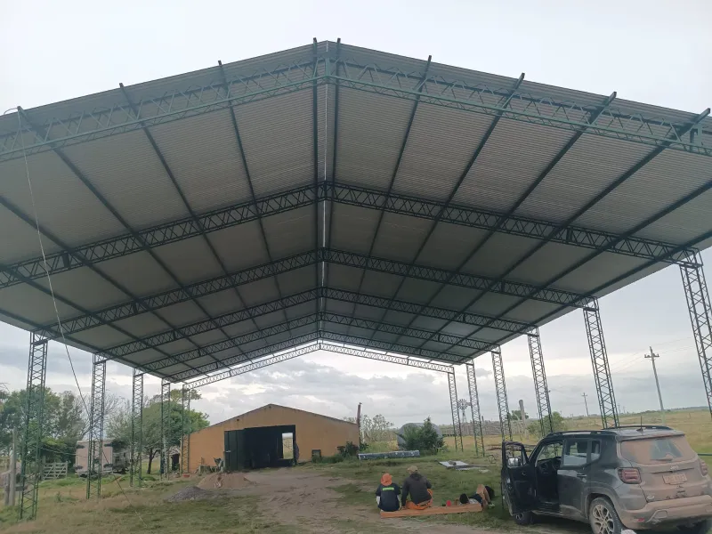 Tinglado rural abierto con cubierta de chapa verde y columnas galvanizadas